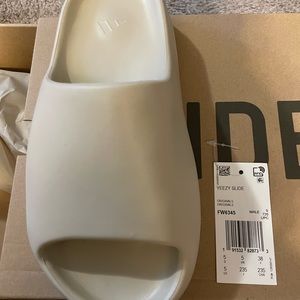 YEEZY slide bone size 5
Brand new, never worn!